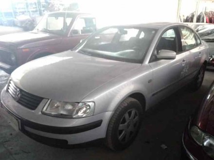 Vehiculo en el desguace: VOLKSWAGEN PASSAT BERLINA (3B2) Comfortline