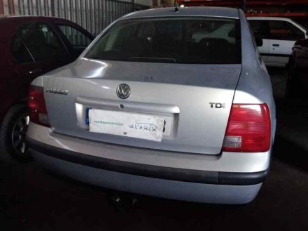 Vehiculo en el desguace: VOLKSWAGEN PASSAT BERLINA (3B2) Comfortline