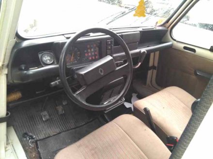 Vehiculo en el desguace: RENAULT 4 BERLINA/FAMILIAR/FURGONETA F6 Furg. (R 2370)