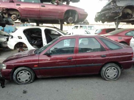 Vehiculo en el desguace: FORD ESCORT BERLINA/TURNIER Ghia Berlina