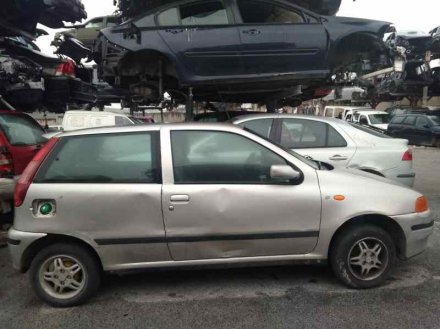 Vehiculo en el desguace: FIAT PUNTO BERLINA (176) 55 S