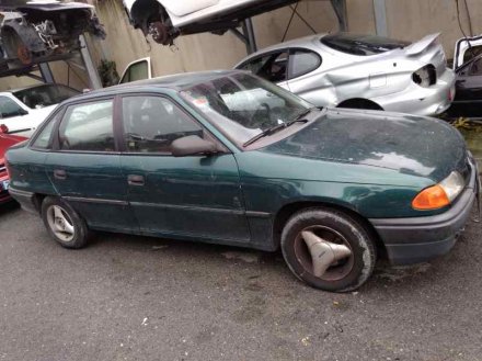 Vehiculo en el desguace: OPEL ASTRA F BERLINA Básico