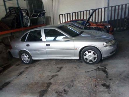 Vehiculo en el desguace: OPEL VECTRA B BERLINA Básico (1999->)