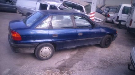Vehiculo en el desguace: OPEL ASTRA F BERLINA Básico