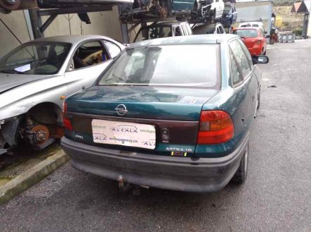 Vehiculo en el desguace: OPEL ASTRA F BERLINA Básico