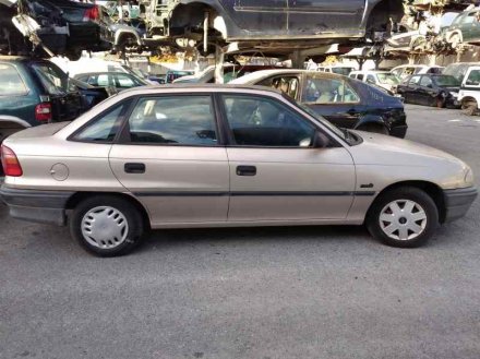 Vehiculo en el desguace: OPEL ASTRA F BERLINA Básico