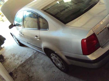 Vehiculo en el desguace: VOLKSWAGEN PASSAT BERLINA (3B2) Comfortline