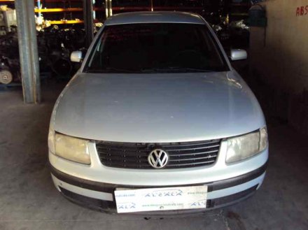 Vehiculo en el desguace: VOLKSWAGEN PASSAT BERLINA (3B2) Comfortline