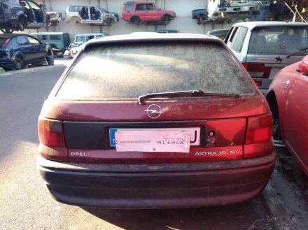 Vehiculo en el desguace: OPEL ASTRA F BERLINA Básico