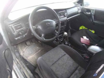 Vehiculo en el desguace: OPEL VECTRA B BERLINA Básico (1999->)