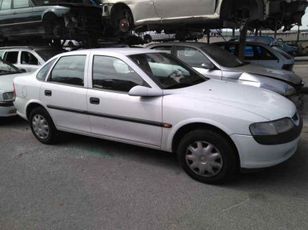 Vehiculo en el desguace: OPEL VECTRA B BERLINA Básico