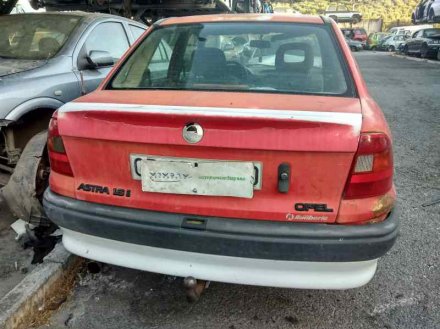 Vehiculo en el desguace: OPEL ASTRA F BERLINA Básico