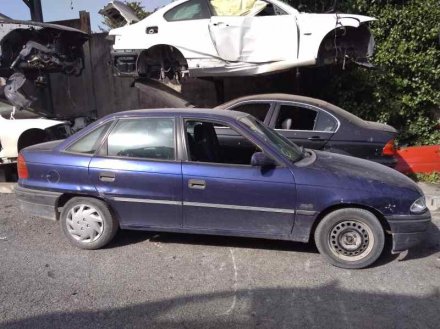 Vehiculo en el desguace: OPEL ASTRA F BERLINA Básico