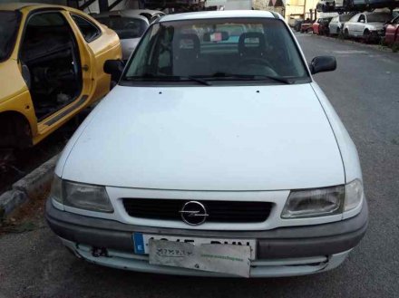 Vehiculo en el desguace: OPEL ASTRA F BERLINA Básico