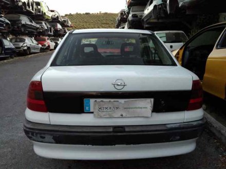 Vehiculo en el desguace: OPEL ASTRA F BERLINA Básico