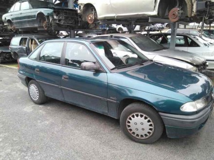 Vehiculo en el desguace: OPEL ASTRA F BERLINA Básico