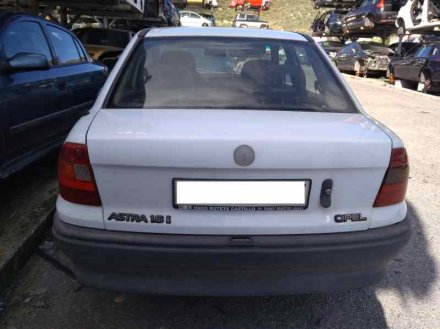 Vehiculo en el desguace: OPEL ASTRA F BERLINA Básico