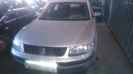 Vehiculo en el desguace: VOLKSWAGEN PASSAT BERLINA (3B2) Comfortline