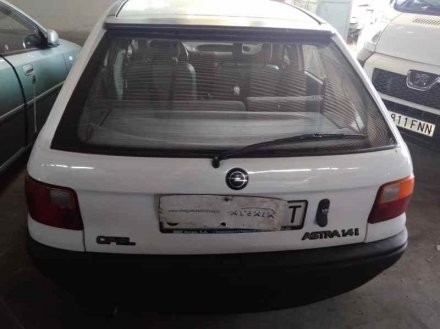 Vehiculo en el desguace: OPEL ASTRA F BERLINA GL