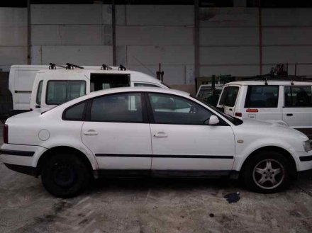 Vehiculo en el desguace: VOLKSWAGEN PASSAT BERLINA (3B2) Comfortline