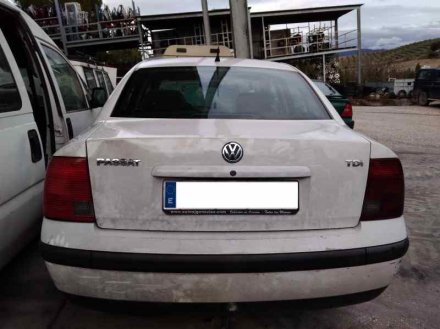 Vehiculo en el desguace: VOLKSWAGEN PASSAT BERLINA (3B2) Comfortline