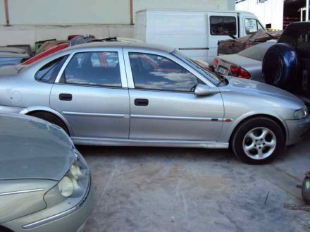 Vehiculo en el desguace: OPEL VECTRA B BERLINA Básico (1999->)