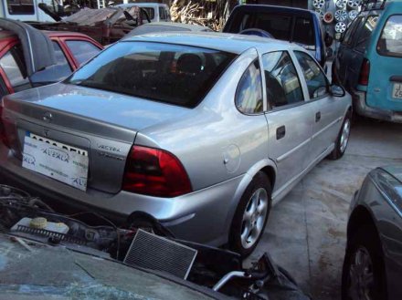 Vehiculo en el desguace: OPEL VECTRA B BERLINA Básico (1999->)