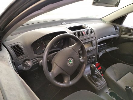 Vehiculo en el desguace: SKODA OCTAVIA BERLINA (1Z3) Active