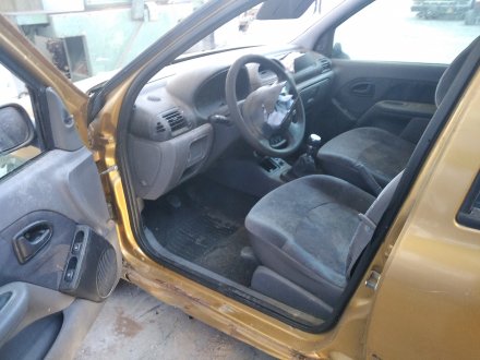 Vehiculo en el desguace: RENAULT CLIO II FASE I (B/CBO) 1.9 D