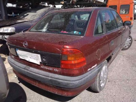 Vehiculo en el desguace: OPEL ASTRA F BERLINA Básico