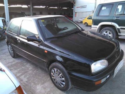 Vehiculo en el desguace: VOLKSWAGEN GOLF III BERLINA (1H1) S