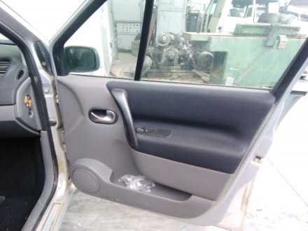 Vehiculo en el desguace: RENAULT SCENIC II 1.5 dCi Diesel