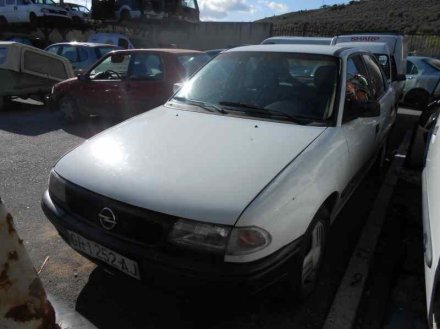 Vehiculo en el desguace: OPEL ASTRA F BERLINA Básico