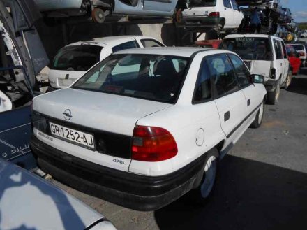 Vehiculo en el desguace: OPEL ASTRA F BERLINA Básico