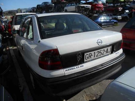 Vehiculo en el desguace: OPEL ASTRA F BERLINA Básico
