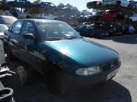 Vehiculo en el desguace: OPEL ASTRA F BERLINA Básico
