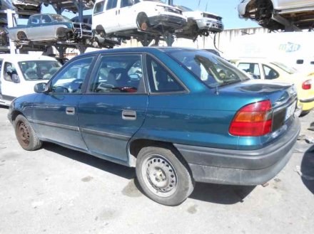 Vehiculo en el desguace: OPEL ASTRA F BERLINA Básico