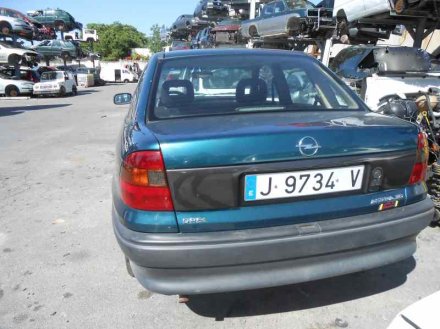 Vehiculo en el desguace: OPEL ASTRA F BERLINA Básico