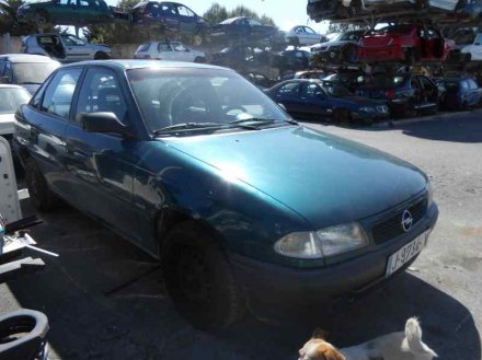 Vehiculo en el desguace: OPEL ASTRA F BERLINA Básico