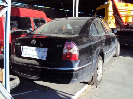 Vehiculo en el desguace: VOLKSWAGEN PASSAT BERLINA (3B3) Advance