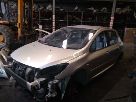 Vehiculo en el desguace: PEUGEOT 307 BERLINA (S2) XT