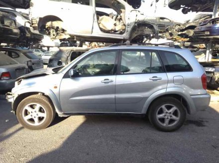 Vehiculo en el desguace: TOYOTA RAV 4 (A2) 2.0 D-4D Executive 4X4 (2003->)