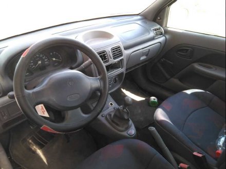 Vehiculo en el desguace: RENAULT CLIO II FASE I (B/CBO) 1.9 D