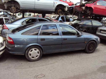 Vehiculo en el desguace: OPEL VECTRA B BERLINA Básico