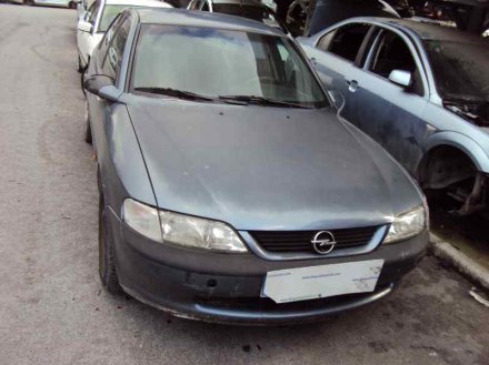 Vehiculo en el desguace: OPEL VECTRA B BERLINA Básico