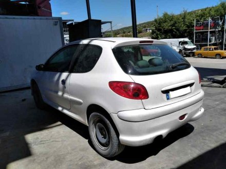 Vehiculo en el desguace: PEUGEOT 206 BERLINA X-Line