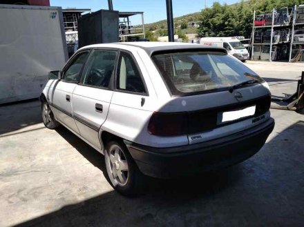 Vehiculo en el desguace: OPEL ASTRA F BERLINA Básico