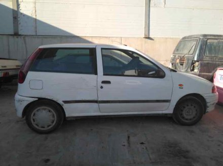 Vehiculo en el desguace: FIAT PUNTO BERLINA (176) TD 60 S