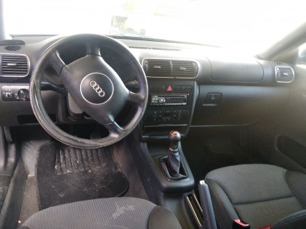 Vehiculo en el desguace: AUDI A3 (8L) 1.6 Ambiente