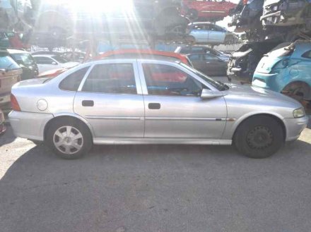 Vehiculo en el desguace: OPEL VECTRA B BERLINA Básico (1999->)